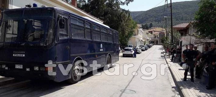 «Πολεμικό κλίμα» στην Άμφισσα για τη δολοφονία της 13χρονης – Δρακόντεια μέτρα για τη μεταγωγή του 34χρονου